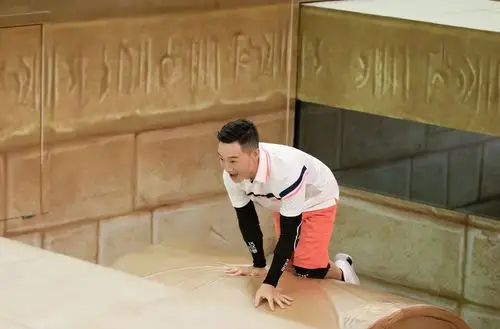 杨威滚轴密室大方秀腹肌 老婆杨云花痴尖叫?