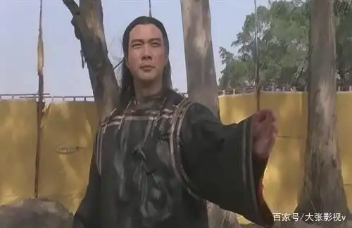 在拍摄《武状元苏乞儿》的时候,徐少强还正值壮年,而如今已经70岁的他
