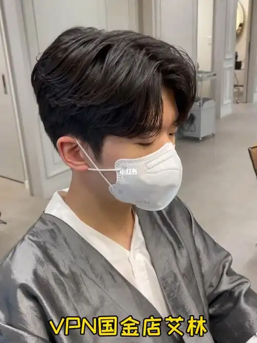 易烊千玺同款四六分纹理烫男生发型推荐