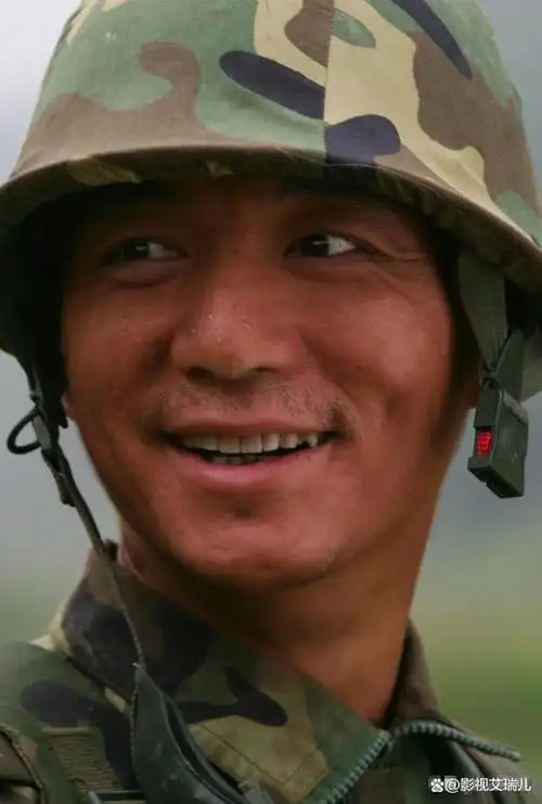 邢佳栋04他在《我的团长我的团》中,接过男一号的重任,紧随《士兵突击