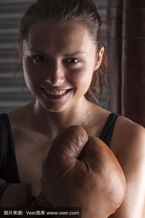 健身女孩在拳击训练后出汗