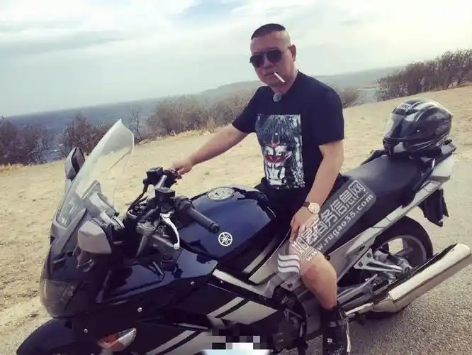 郭德纲叼烟骑摩托变身"黑老大" 霸气出镜十分抢眼