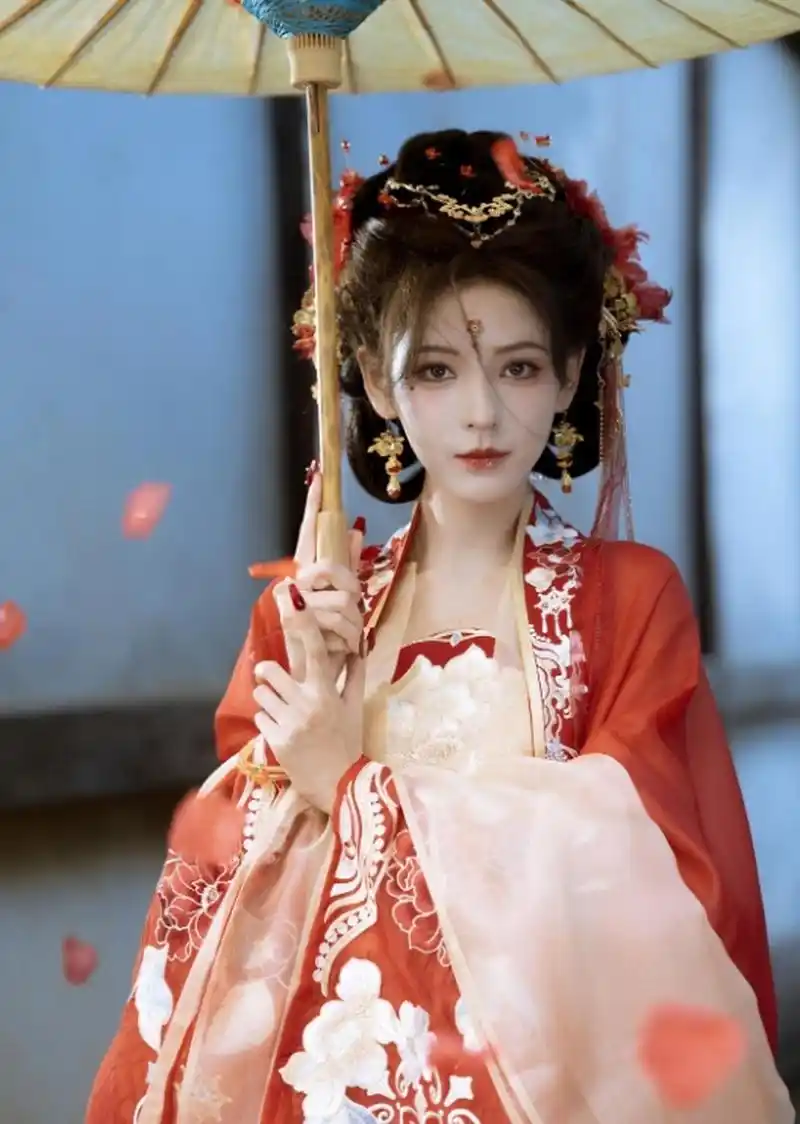 张予曦在国风大典上展现了唯美的造型:她身着一袭红色衣裳,眼神中透露