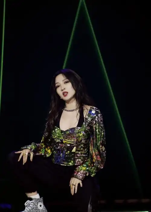 还有这个血红的嘴唇是不是有一点神似金泫雅的那个调调