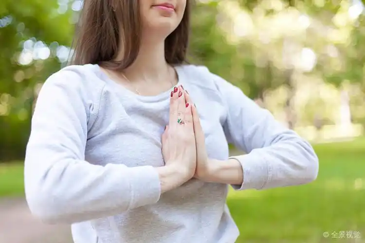 合十礼_手势_特写_美女_手掌_接触_红色_彩色_指甲_美甲_金环_宝石
