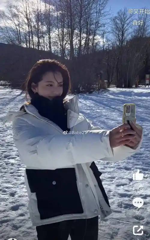 吴千语吴千语素颜出镜,一身休闲打扮,穿着白色羽绒服,搭配黑色围巾