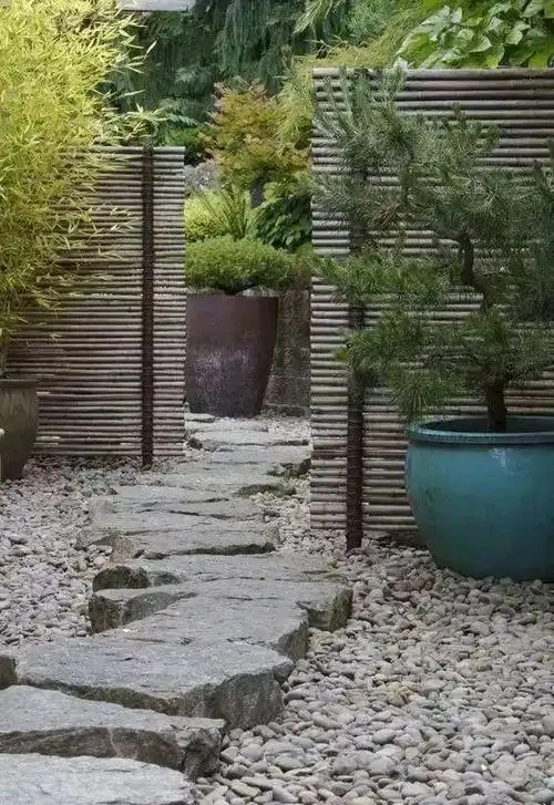 给院子蒙上一层神秘的面纱,夜幕降临之时,玻璃围墙就变得愈发梦幻