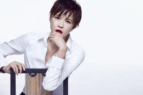 177cm李艾短发造型首曝光 电眼红唇上演衬衫.