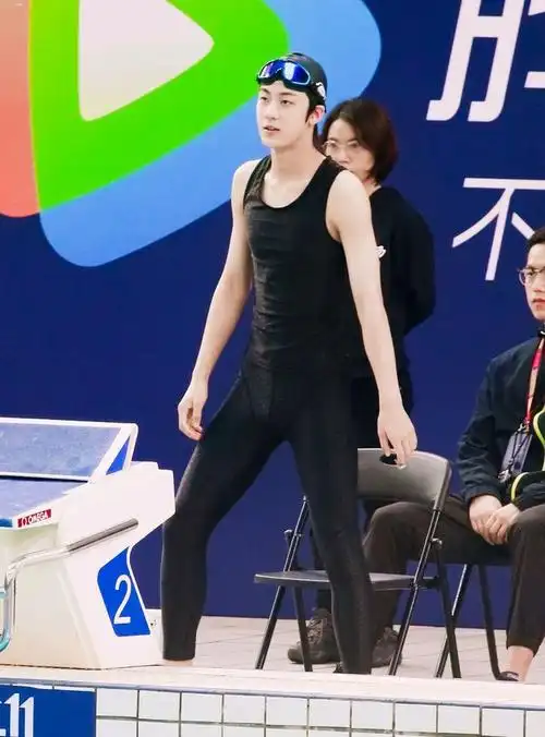 中韩男星游泳亮点多王一博让人心怦怦跳南柱赫令人脸红不已