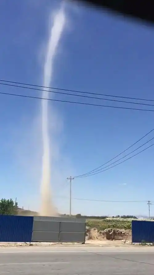 路上偶遇小型龙卷风,大约30米高,大自然的奇迹啊!