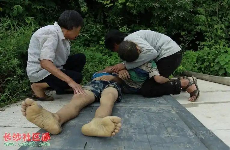 娄底2名小学生溺水身亡 母亲抱孩子痛哭_社会_长沙社区通