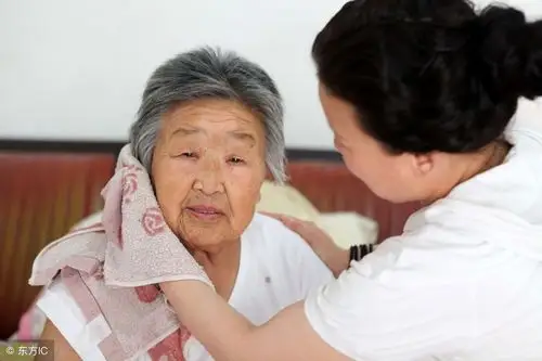 最美媳妇给婆婆洗脸穿袜子的孝心图,亲生女儿不过如此