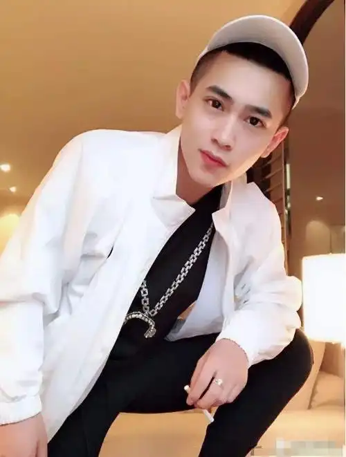 原创快手吴迪深夜直播太扰民媒体报道反被粉丝攻击别不知好歹