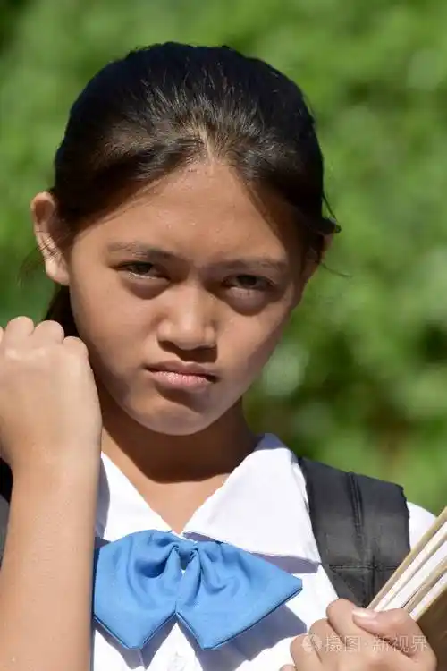 可爱的菲律宾女学生和愤怒