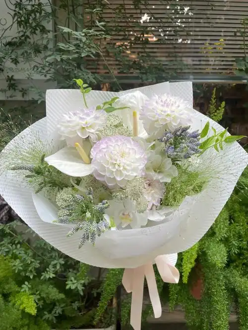 纯净美好的一束是妈妈送给女儿的生日花