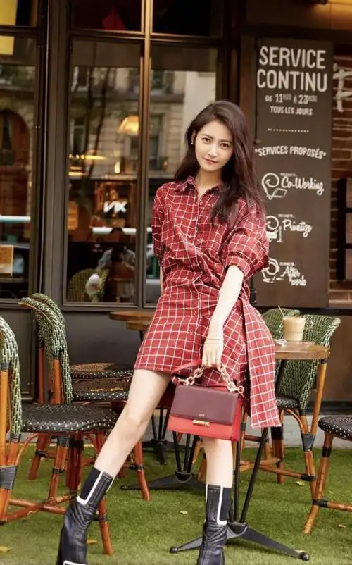 陈钰琪越来越时髦穿衬衫连衣裙配长筒靴街拍凹造型显瘦又显高