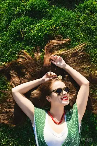 快乐的暑假微笑女人放松在公园, 太阳镜, 健康的牙齿