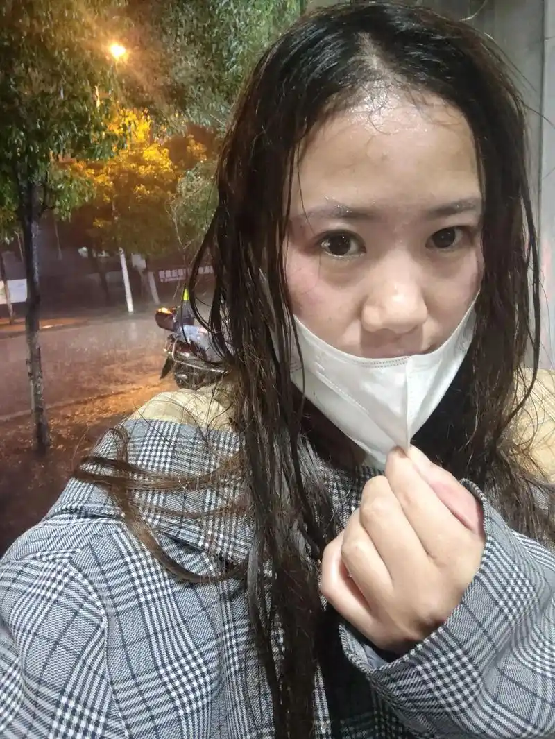 那么多人,又被是我一个人被雨淋 - 抖音