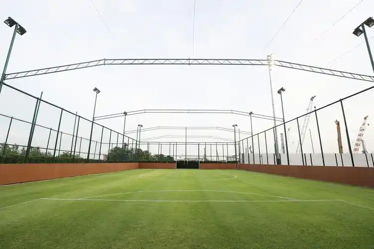 室内训练场及健身房 综合训练馆一层为球队训练的核心区域,设有嵌队