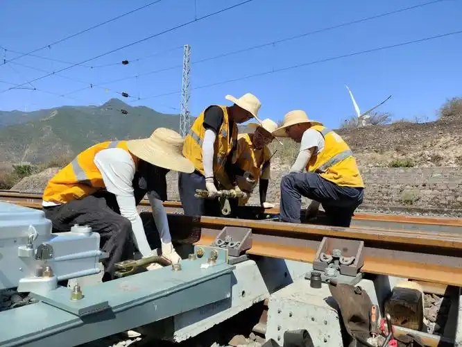 西昌工电段信号维修中心工人在安装信号转辙机.西昌工电段供图