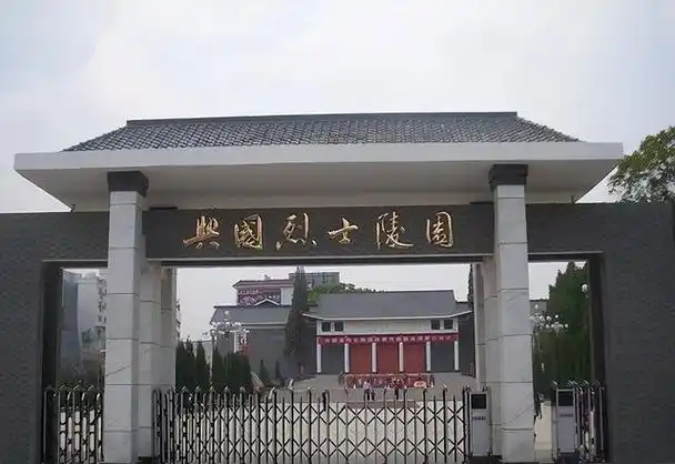 1986年,本就庄严肃穆,翠柏环绕的江西兴国县烈士陵园内,一位七旬老妇