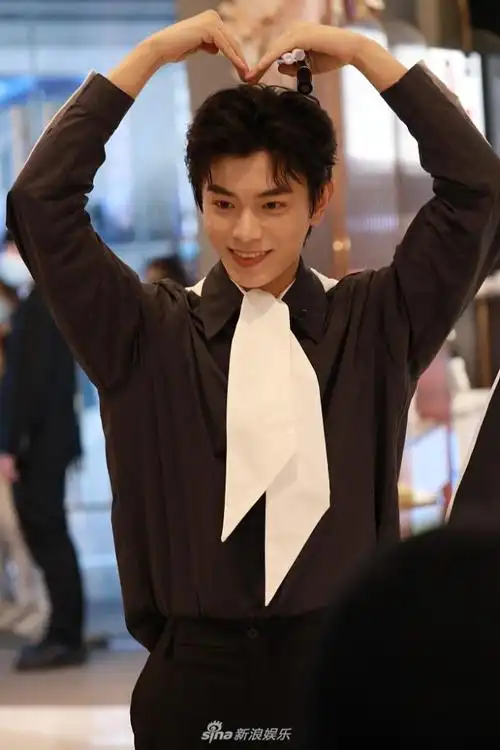 丁禹兮穿灰衬衫搭配白领带 比心卖萌超暖心