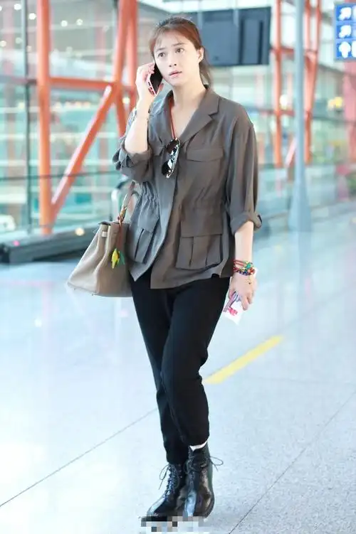 尴尬了蒋欣休闲裤硬穿成了紧身裤网友这微胖体质真让人心疼