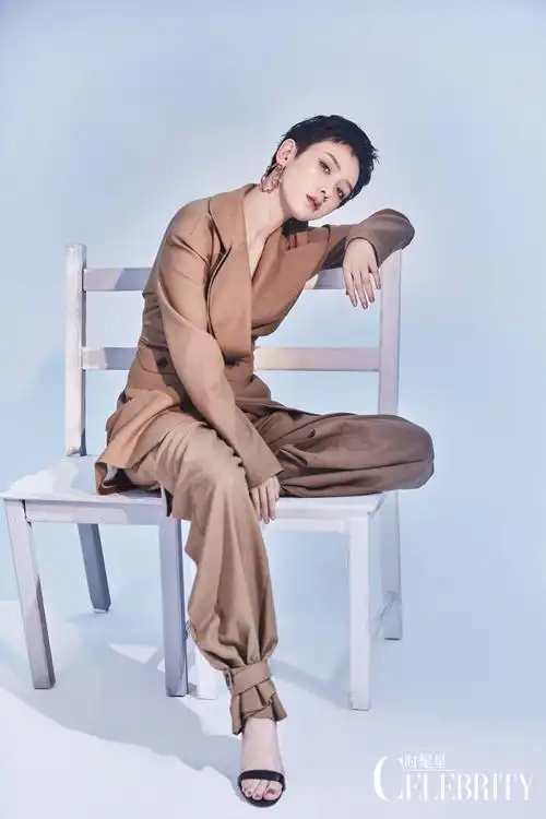 李晓峰写真曝光 清朗飒爽展现独特气质