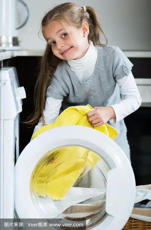 扎着马尾辫的快乐小女孩在室内洗衣服