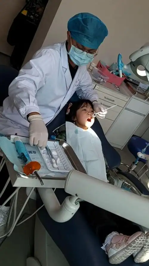 上午在家画了画,下午去看牙,第一次看牙补牙的小朋友表现灰常好,配合