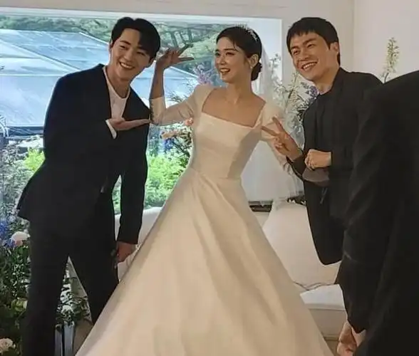 穿着白纱拿着鲜花的张娜拉很漂亮,正面的结婚照片窈窕优雅,并且现场的