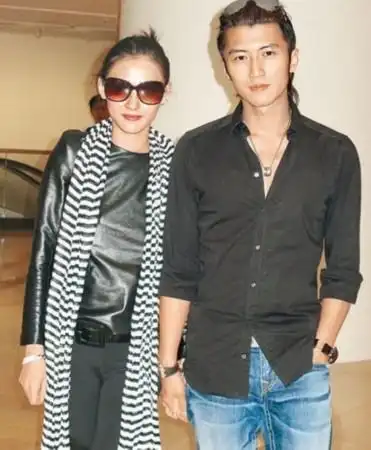 张柏芝现身秀钻戒 揭谢霆锋张柏芝13年情缘(图)