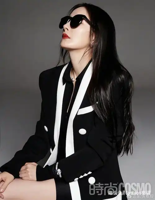 关注,点赞,评论,分享,与小编一起期待杨幂在2021年为我们带来更多的