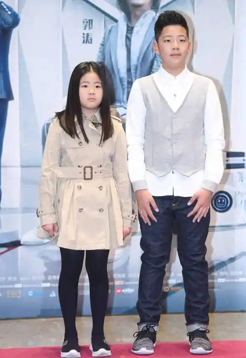 郭涛和女儿跳舞,女儿大圆脸小细眼,父女凹造型身材五官一模一样_石头