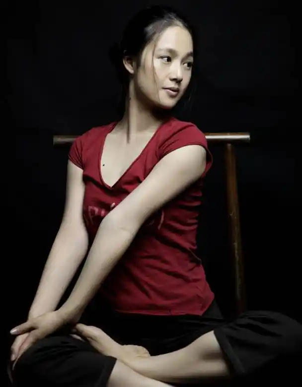 周韵的美不是盛开的牡丹,而如一簇幽兰散发出令人心醉的暗香