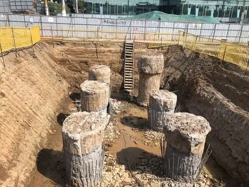 1#墩基坑开挖.2#墩破桩头