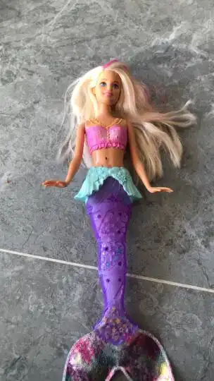 芭比芭比之美人鱼娃娃(带声光电)gfl82:"闺女很喜欢美人鱼,刚收到宝贝