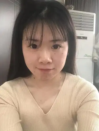 女生在群里说我坏话,我感觉应该没得罪她啊,我素颜是因为住的离公司远