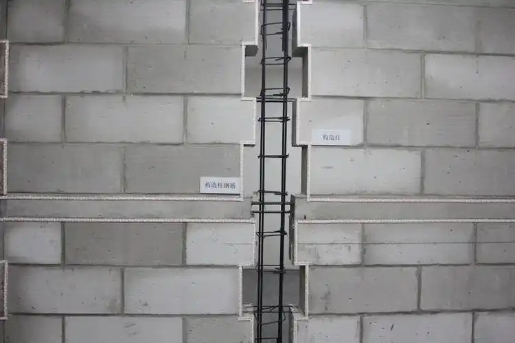 墙面都由构造柱钢筋,加强墙体强度,同时采用加气实心砖,并且采用专业