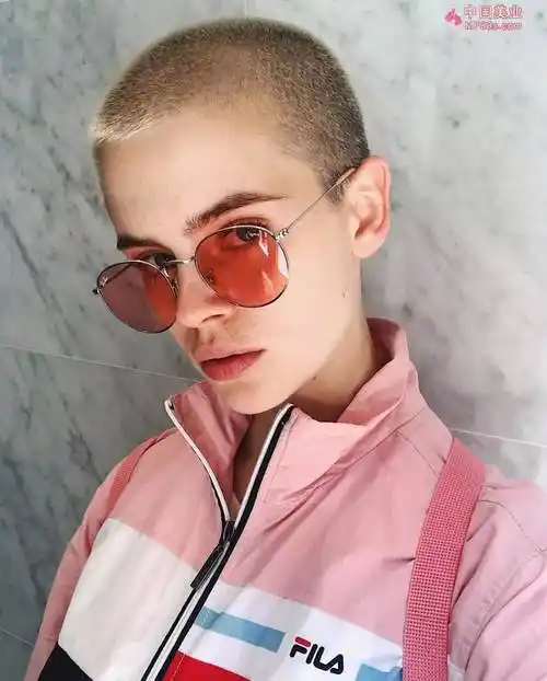 寸头发型女16岁(最潮的女士寸头图片)-图1