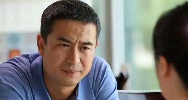 张嘉译放弃一婚杜珺后,二婚娶24亿离异富婆,现成人生赢家