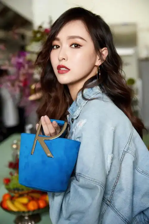 原创唐嫣换新发型烫复古卷气质都变不一样穿一身牛仔装酷到没朋友