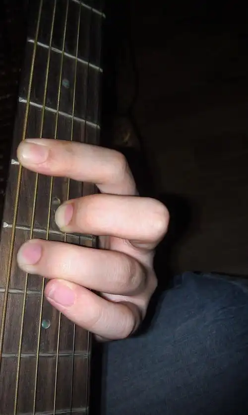 我是吉他初学者,练曲时遇到以下这个和弦