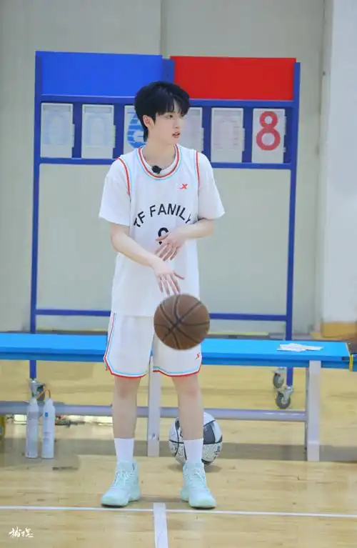 严浩翔 音轨成诗十八拍##严浩翔夏日运动会饭拍生图##tf家族夏日运动