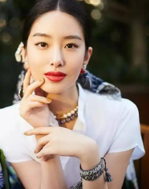 杨采钰已与57岁陈金飞结婚?差30的"父女恋"两人曾在电梯口热吻