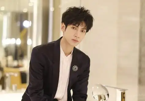 国字脸男生梳刘海短发儒雅稳重国字脸男士职场轻熟偏分短发造型