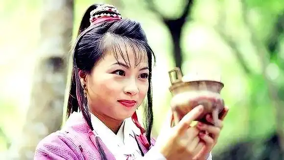 视频: 97年《 天龙八部》主题曲,阿紫现场演唱,一颦一笑都记得!