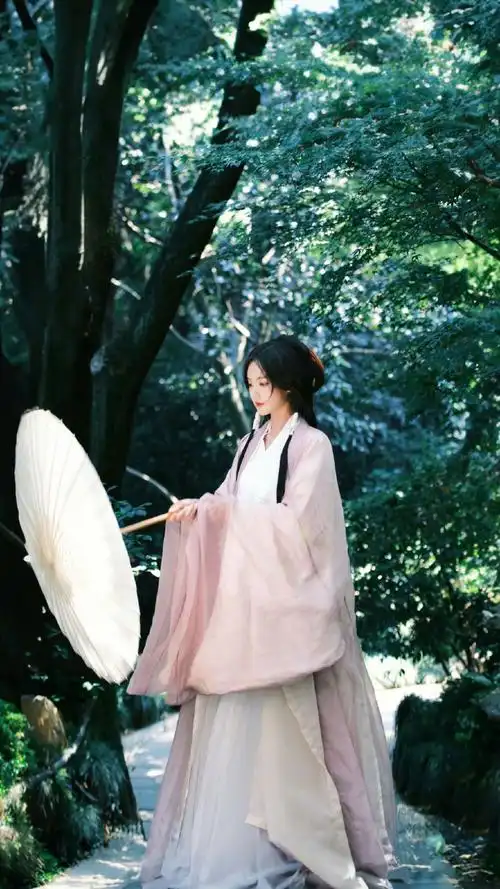 李一桐一口气发了18张汉服照