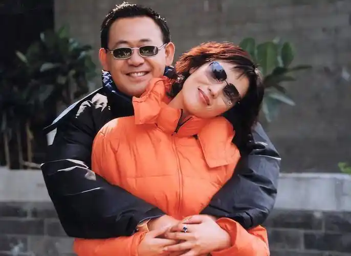 后来,受哥哥姜文影响,考入北电表演系的姜武,与女友熬过四年异地恋