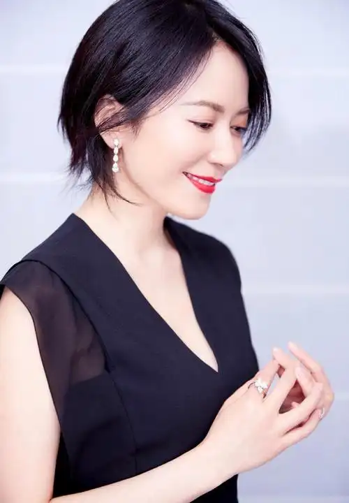 48岁俞飞鸿换新发型锁骨发搭配黑色look连衣裙居然意外时尚